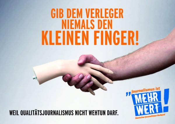 DJV-Kampagnenmotiv zu den Tarifverhandlungen an Tageszeitungen 2013. Man liegt am Boden. Claim: Wieder bis zum Umfallen gearbeitet?